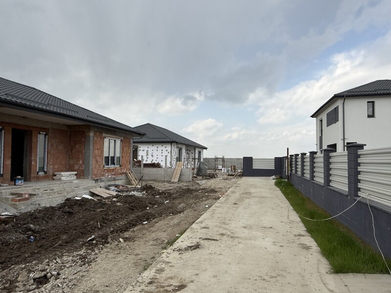 Domnesti, ansamblu case individuale pe parter, curte 400 m