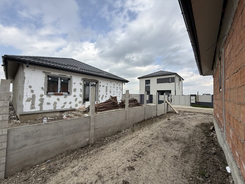 Domnesti, ansamblu case individuale pe parter, curte 400 m