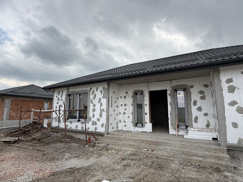 Domnesti, ansamblu case individuale pe parter, curte 400 m